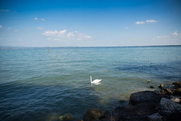 Hermoso lago de Garda en Italia, día soleado de verano. septiembre 7 2018 — Foto de Stock