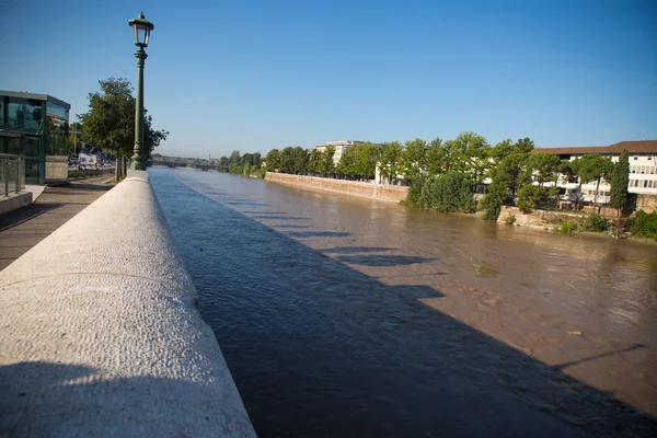 September 7 2018. Verona, Italy . Beautiful large Adige River — Stock Photo, Image