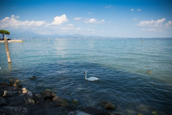 Bellissimo lago di Garda in Italia, soleggiata giornata estiva. 7 settembre 2018 — Foto Stock