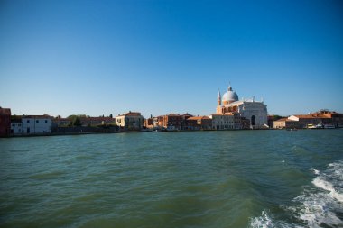 Venedik. İtalya. Eylül 8, 2018.Grand kanalı ile turist tekneleri Yaz, Venedik, İtalya. Venedik'te romantik su yolculuk. Tarihi binalar ve cityscape Venedik.