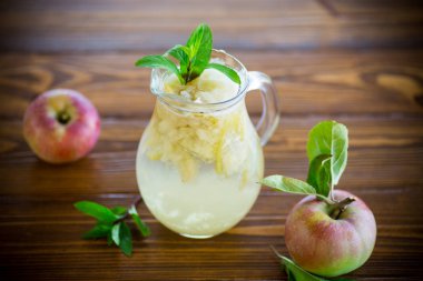 yaz tatlı soğuk komposto taze elma ile cam sürahi içinde nane fışkın