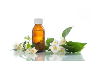 Beyaz bir arka plan üzerinde izole Yasemin ile temel aroma yağı