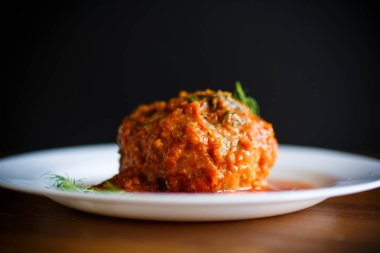 ahşap masa üzerinde domates soslu köfte