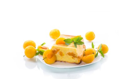 beyaz bir arka plan üzerinde içinde sarı erik ile doldurulmuş tatlı lor güveç