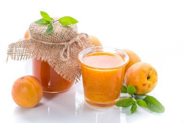 taze tatlı organik kayısı reçel izole üzerinde beyaz arka plan