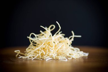 Ev yapımı kurutulmuş ince kıyılmış erişte ahşap bir masa üzerinde yumurta