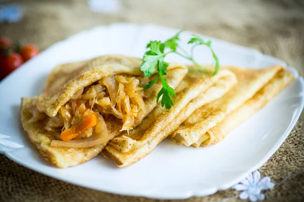 Tunna Stekta Pannkakor Fyllda Med Stuvad Vitkål Platta Bakgrund Säckväv — Stockfoto