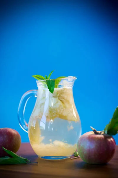 Zomer Zoete Koude Compote Van Verse Appelen Met Een Takje — Stockfoto