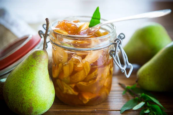 Sladký Ovocný Džem Jablky Hruškami Skleněné Nádobce Dřevěný Stůl — Stock fotografie