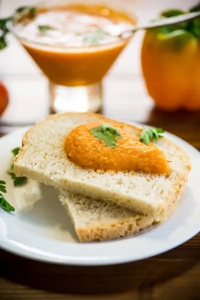 Hausgemachter Kaviar Mit Gemüse Auf Einer Scheibe Brot Auf Einem — Stockfoto