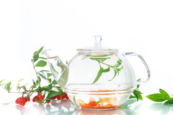 Hete Thee Van Rijpe Rode Goji Bessen Een Glazen Theepot — Stockfoto