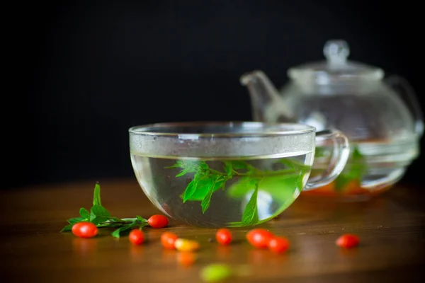 Thé Chaud Baies Goji Rouges Mûres Dans Une Théière Verre — Photo