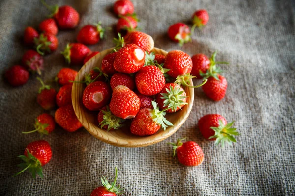 Fraise Rouge Mûre Sur Une Table Avec Nappe Toile Jute — Photo