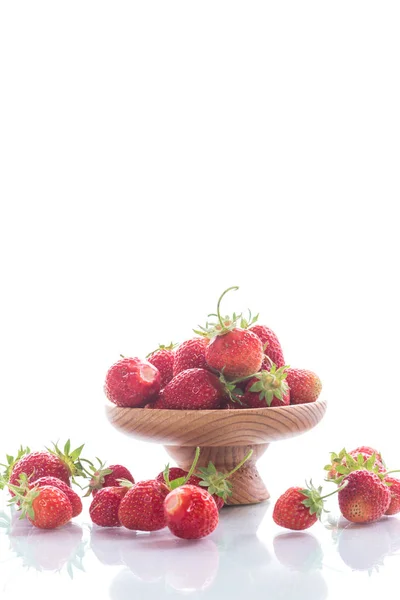 Ώριμα Κόκκινα Οργανικά Φράουλα Απομονωθεί Λευκό Φόντο — Φωτογραφία Αρχείου