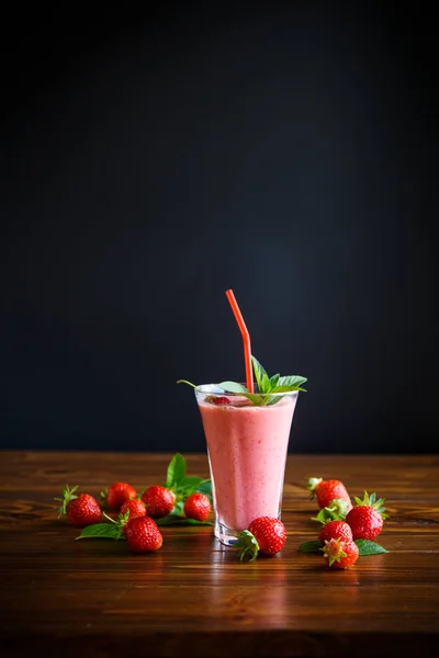 Batidos Dulces Frescos Fresa Vaso Sobre Mesa — Foto de Stock