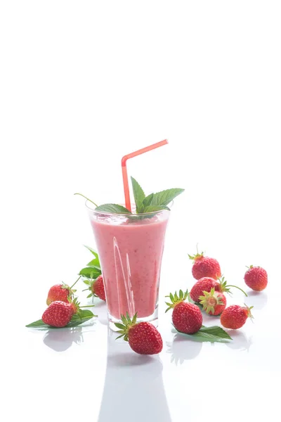 Friss Eper Édes Smoothie Egy Pohár Fehér Háttér — Stock Fotó