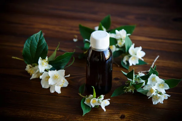 木制的背景上的茉莉花必不可少的芳香油 — 图库照片