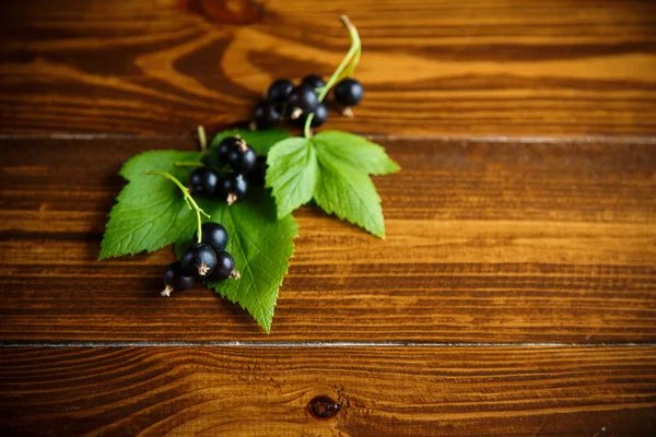 Reife Rohe Beeren Schwarze Johannisbeeren Auf Einem Holztisch — Stockfoto