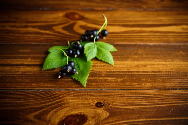 Rijpe Rauwe Bessen Zwarte Aalbessen Een Houten Tafel — Stockfoto