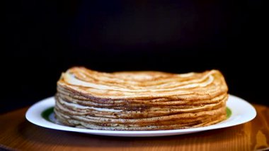 bir tabak içinde ince krep büyük yüksek yığını