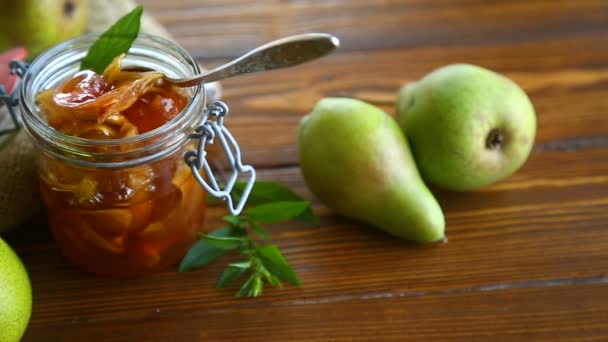 Sladké ovoce džem s jablky a hruškami ve skleněné nádobce — Stock video