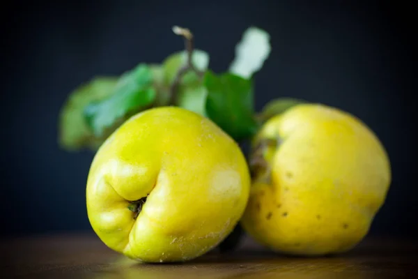 Κυδώνι Ώριμα Κίτρινα Φρούτα Που Απομονώνονται Μαύρο Φόντο — Φωτογραφία Αρχείου