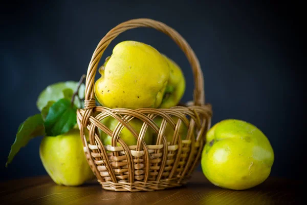 Rijp Geel Kweepeer Fruit Een Mand Geïsoleerd Zwarte Achtergrond — Stockfoto