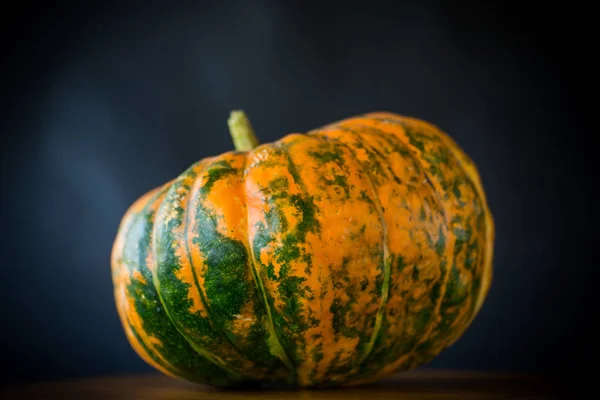 Runder Reifer Orangefarbener Kürbis Auf Schwarzem Hintergrund — Stockfoto