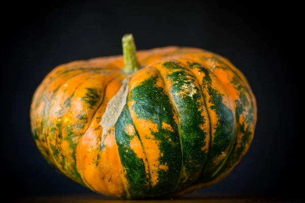 Calabaza Naranja Madura Redonda Sobre Fondo Negro —  Fotos de Stock