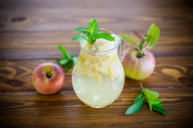 yaz tatlı soğuk komposto taze elma ile cam sürahi içinde nane fışkın