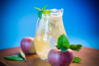 yaz tatlı soğuk komposto taze elma ile cam sürahi içinde nane fışkın