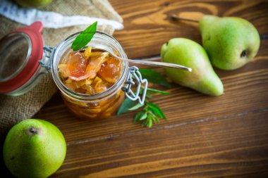 elma ve armut ahşap bir masa üzerinde bir cam kavanoza ile tatlı meyve reçeli
