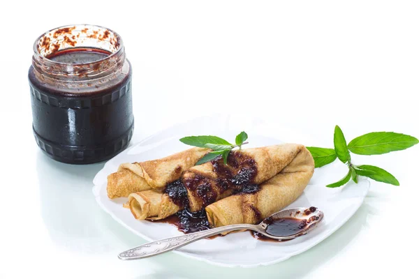 Tortitas Fritas Finas Rellenas Mermelada Plato Aislado Sobre Fondo Blanco — Foto de Stock