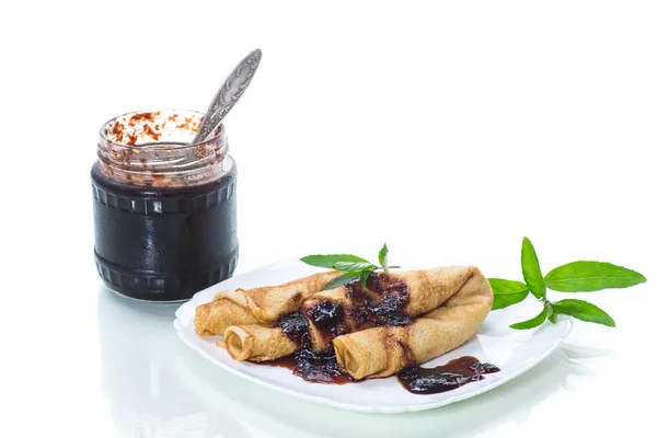 Tortitas Fritas Finas Rellenas Mermelada Plato Aislado Sobre Fondo Blanco — Foto de Stock