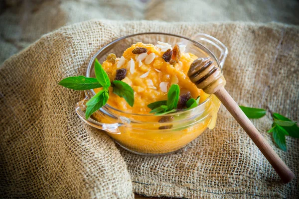 Papilla Calabaza Dulce Hervida Con Pasas Nueces Recipiente Vidrio Sobre —  Fotos de Stock