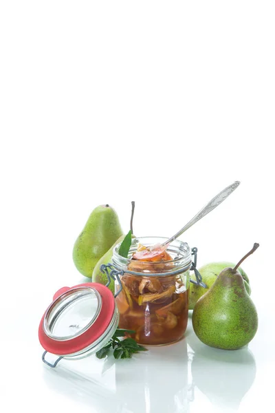 リンゴとナシの白い背景の上のガラスの瓶に甘いフルーツ ジャム — ストック写真