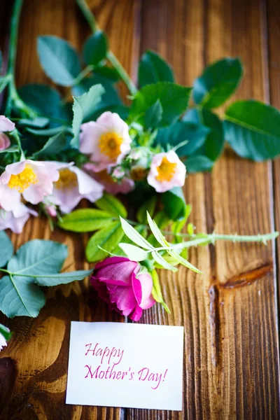 Mooie Bloeiende Rozen Een Wenskaart Voor Moeder Een Houten Tafel — Stockfoto