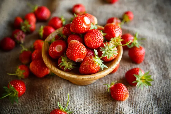 Fragola Rossa Matura Tavolo Con Tovaglia Iuta — Foto Stock