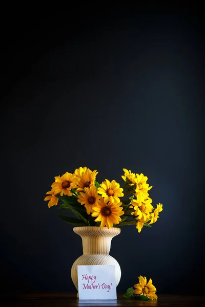 Strauß Großer Gelber Gänseblümchen Auf Schwarzem Hintergrund — Stockfoto