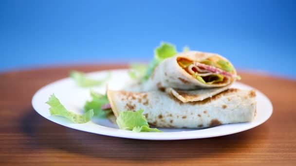 Dunne pannenkoeken met salade bladeren en spek in een bord — Stockvideo