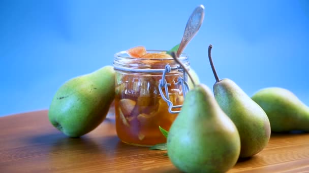 Confiture de fruits sucrés aux pommes et poires dans un bocal en verre — Video