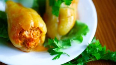 Doldurulmuş domates sosuna bulanmış biber.