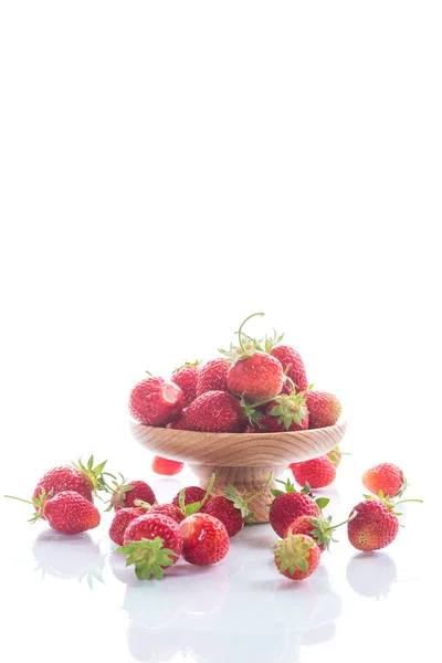 Ώριμα κόκκινα οργανικά φράουλα σε λευκό φόντο — Φωτογραφία Αρχείου