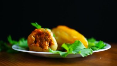 Doldurulmuş domates sosuna bulanmış biber.