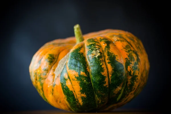 Runder Reifer Orangefarbener Kürbis Auf Schwarzem Hintergrund — Stockfoto