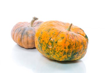 taze büyük yuvarlak beyaz bir arka plan üzerinde çiğ kabak