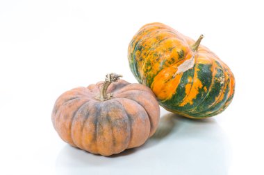 taze büyük yuvarlak beyaz bir arka plan üzerinde çiğ kabak