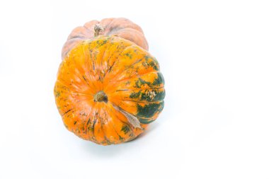 taze büyük yuvarlak beyaz bir arka plan üzerinde çiğ kabak