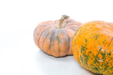 taze büyük yuvarlak beyaz bir arka plan üzerinde çiğ kabak