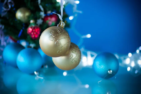 Juguetes de Navidad con un árbol de Navidad sobre un fondo azul —  Fotos de Stock